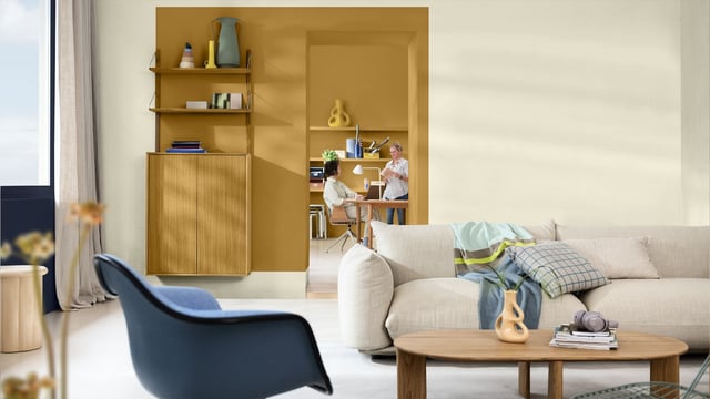 Moodne elutuba diivani, puitmööbli ja sooja kollakaspruuni seinanišiga